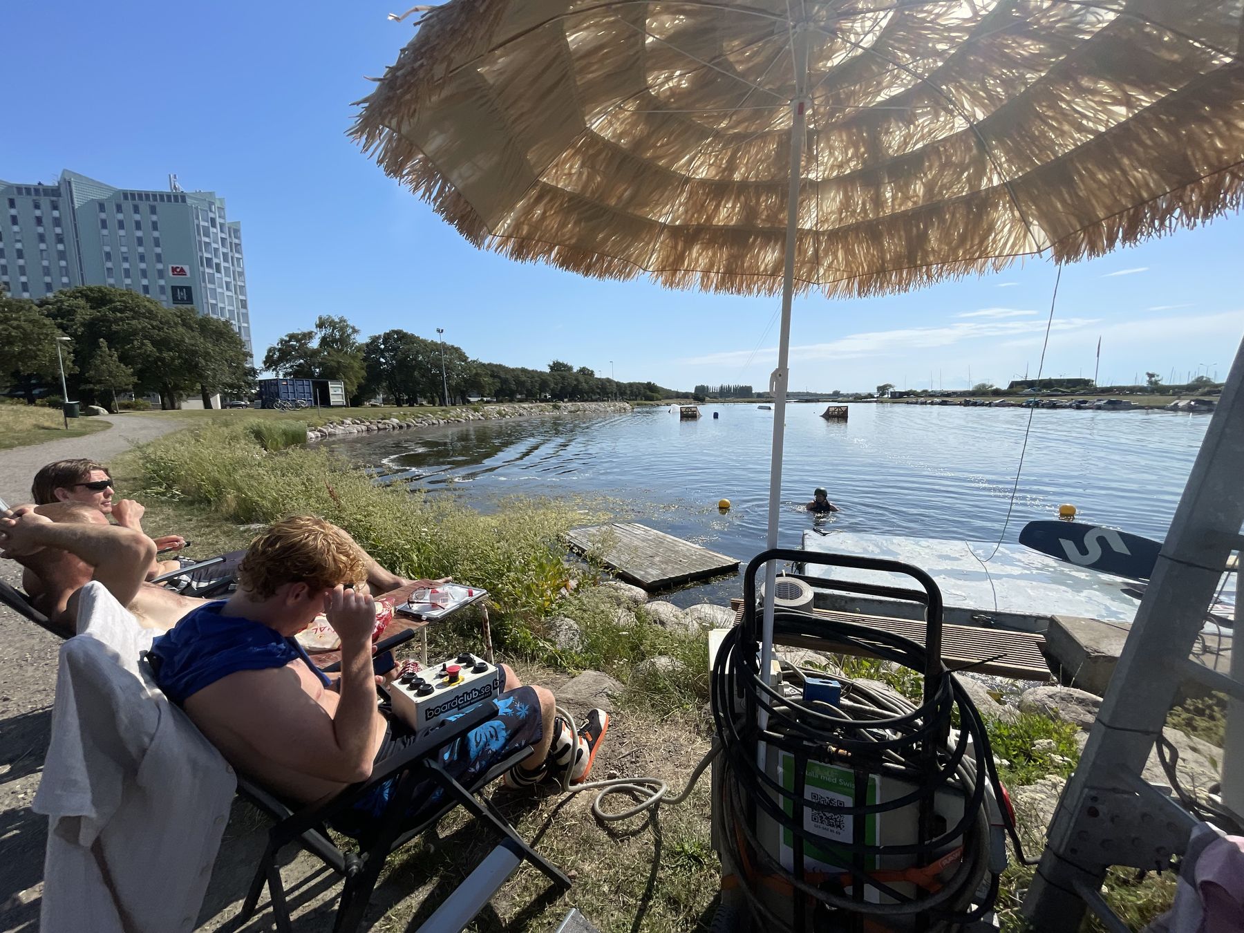 Avslappning vid bryggan i solen
