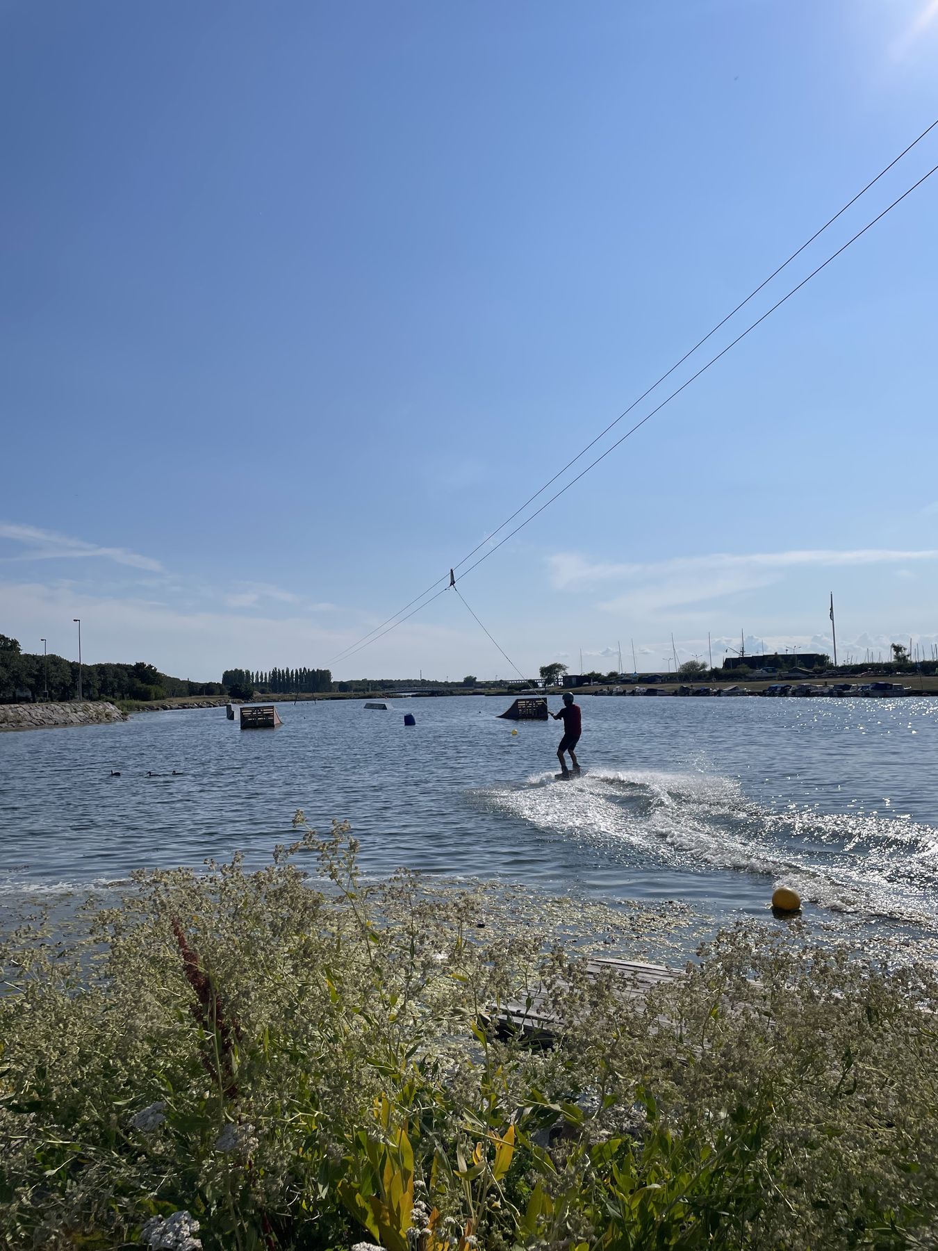 Kabelbanan och hoppen sedda från bryggan