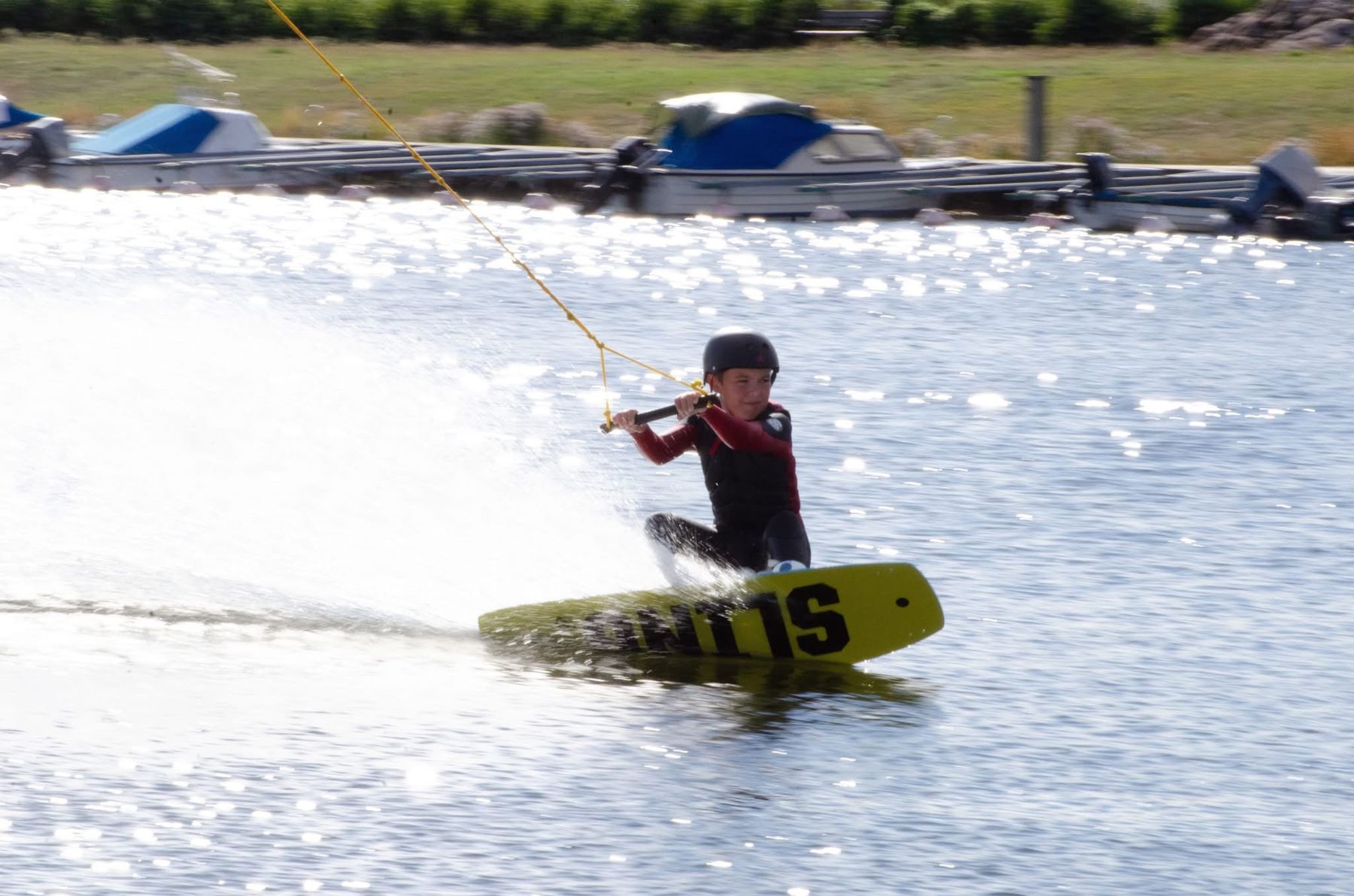 Ung åkare på gul wakeboard