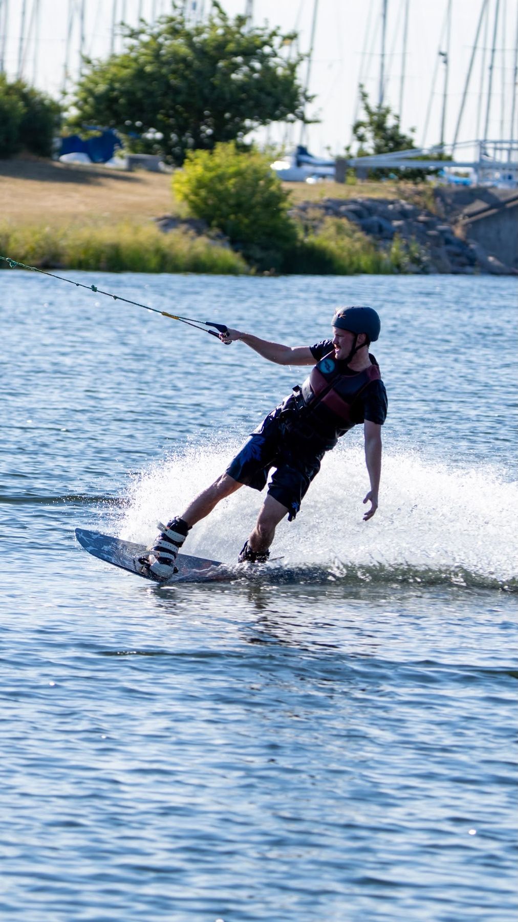 Åkare glider fram på wakeboarden
