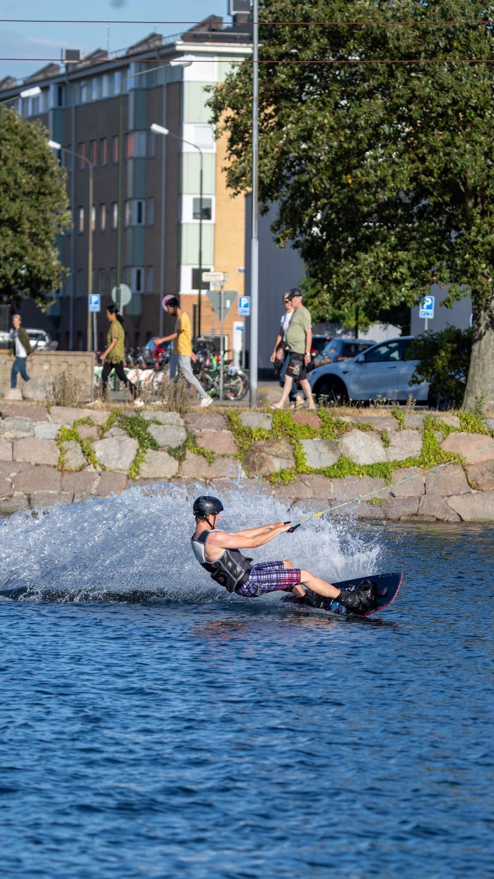 Åkare svänger fram genom vattnet